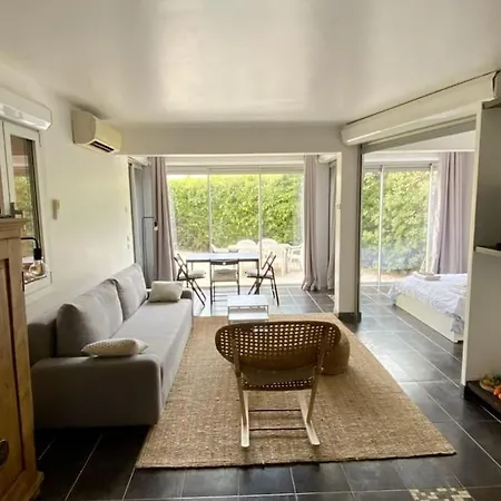 Апартаменты Maisonnette Climatisee A 10 M De La De La Peguiere Сен-Рафаэль